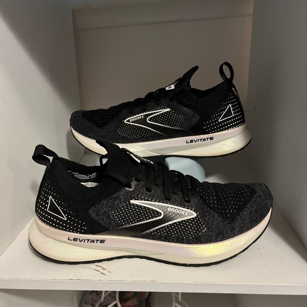 Brooks Levitate Stealthfit 5 Blk/White Running Shoes Womens Size 9